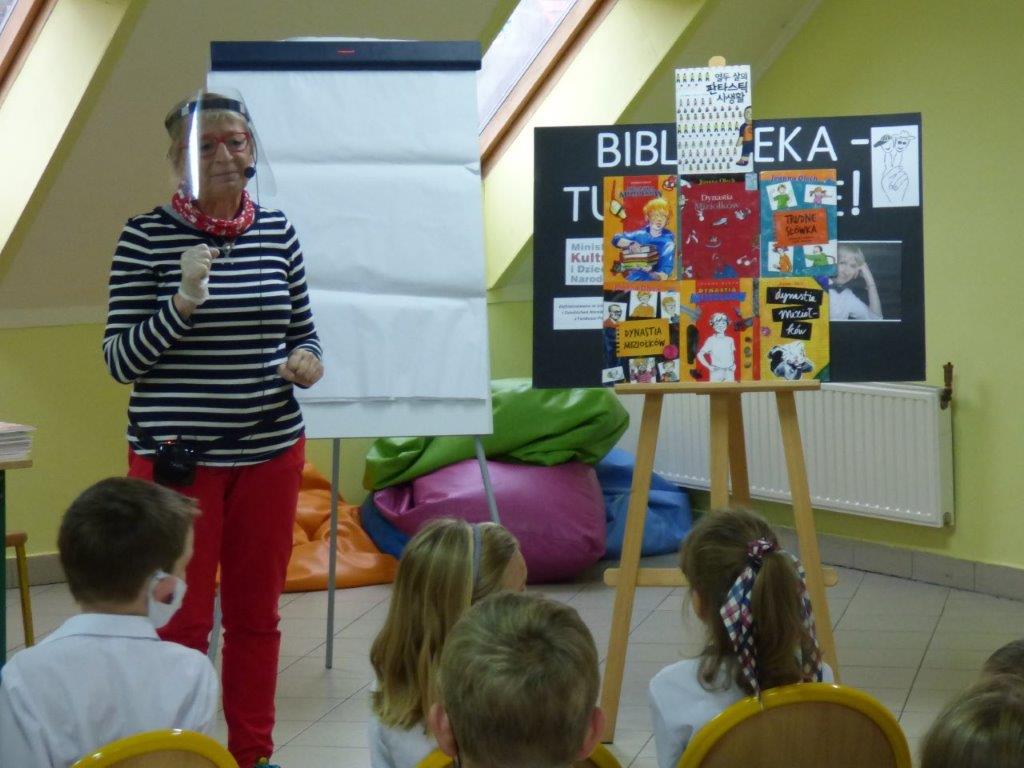 Autorka Joanna Olech prezentuje swoje książki grupie dzieci