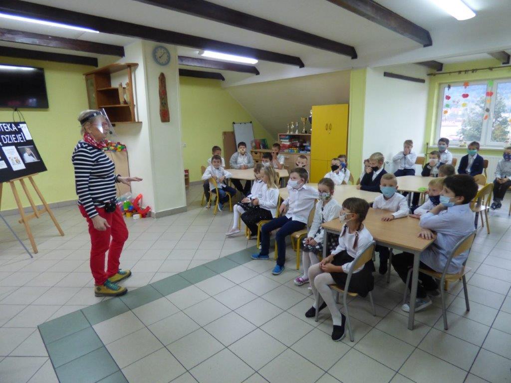 Autorka Joanna Olech z grupą dzieci w Szkole Podstawowej w Zakrzowie.