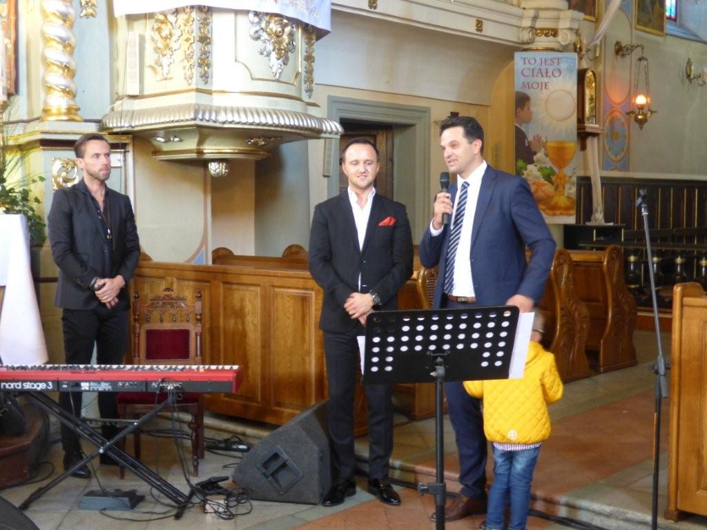 Pan Wójt Szymon Duman stoi obok wokalisty Mateusza Mijala i dziękuje mu za koncert.