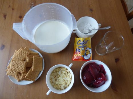 Produkty potrzebne do zrobienia deseru Malinowa Chmurka - ciastka, płatki migdałowe, cukier mus malinowy