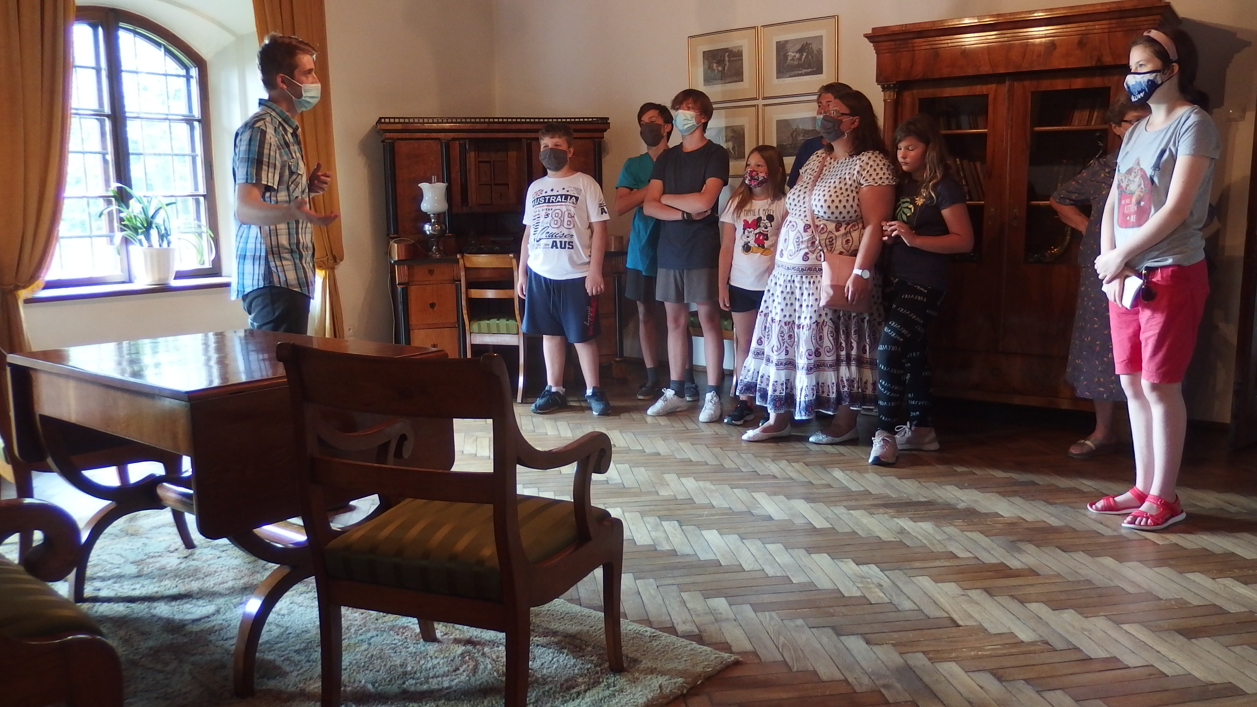 Na zdjęciu znajdują się osoby słuchające wykładu o dziedzicach Dworu Stryszowskiego.