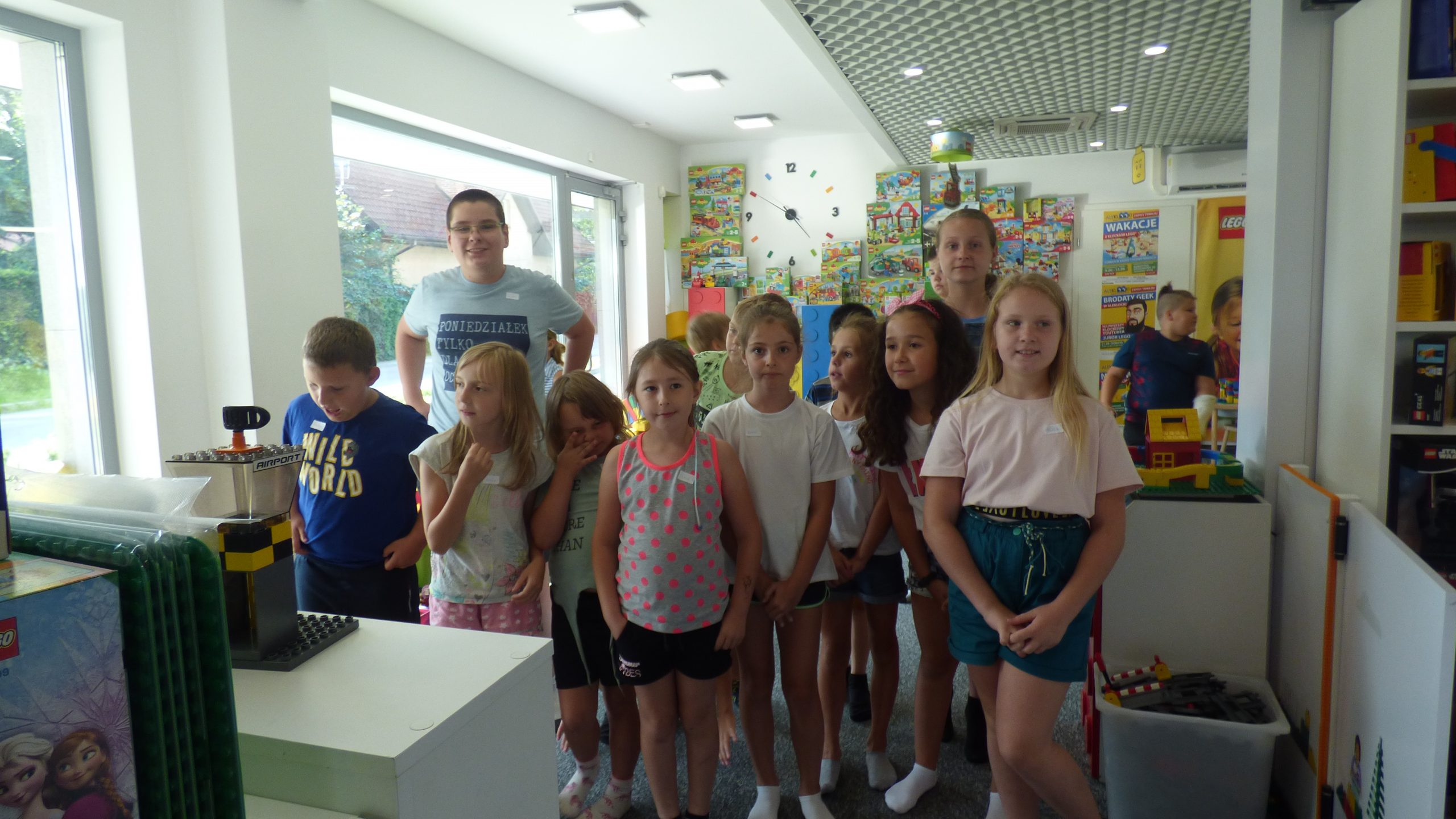 Zdjęcie przedstawia grupę dzieci w Edukacyjnej Sali Zabaw AleKlocki w Myślenicach