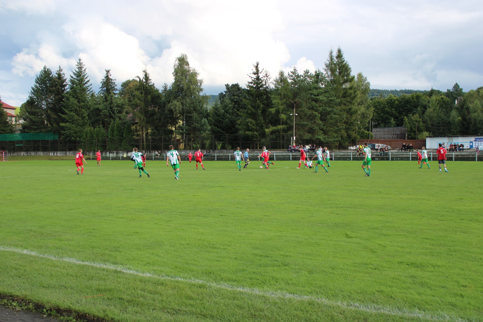Zdjęcie przedstawia mecz piłki nożnej samorządowcy-druhowie OSP.