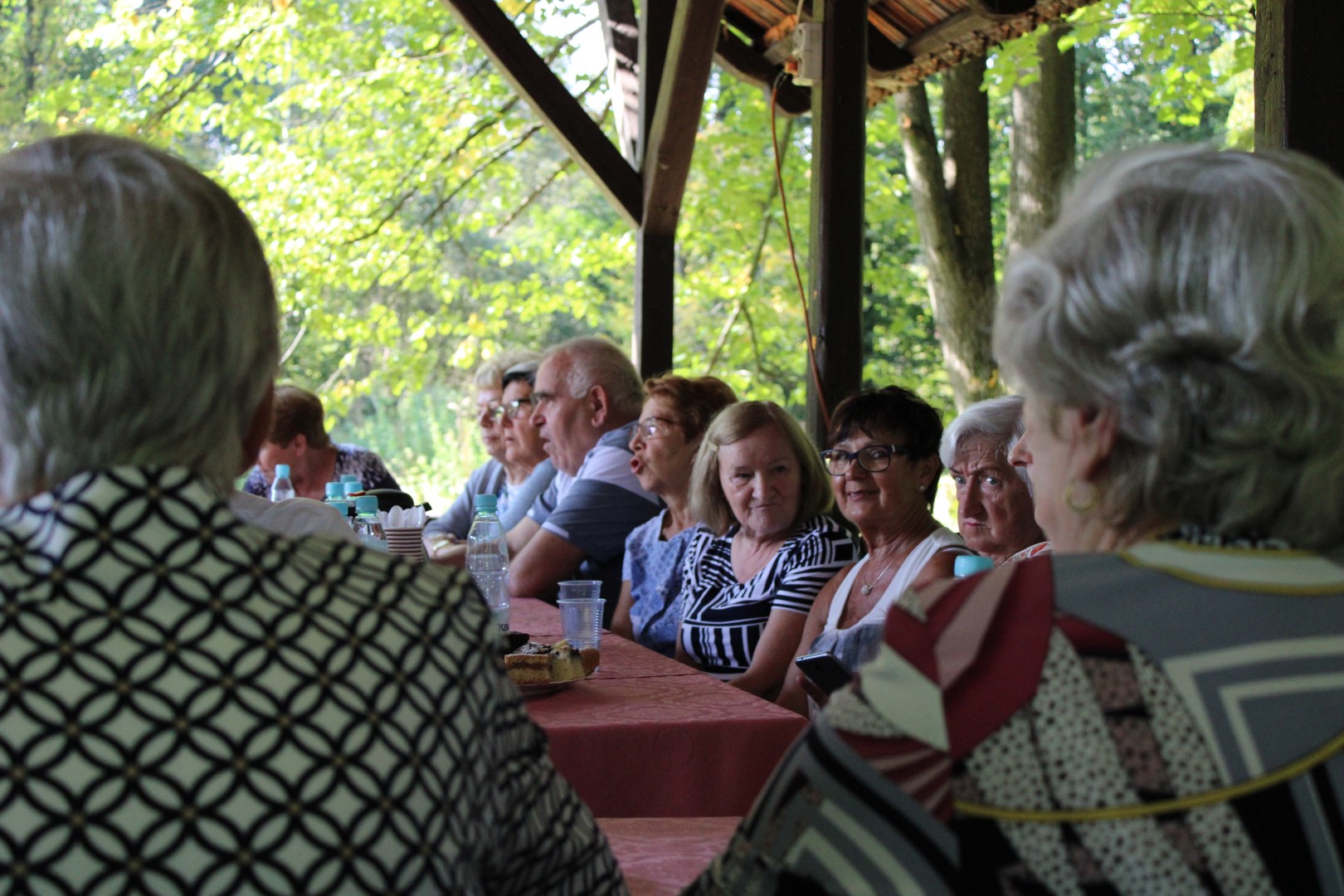 Na zdjęciu znajdują się seniorzy na zorganizowanym spotkaniu.