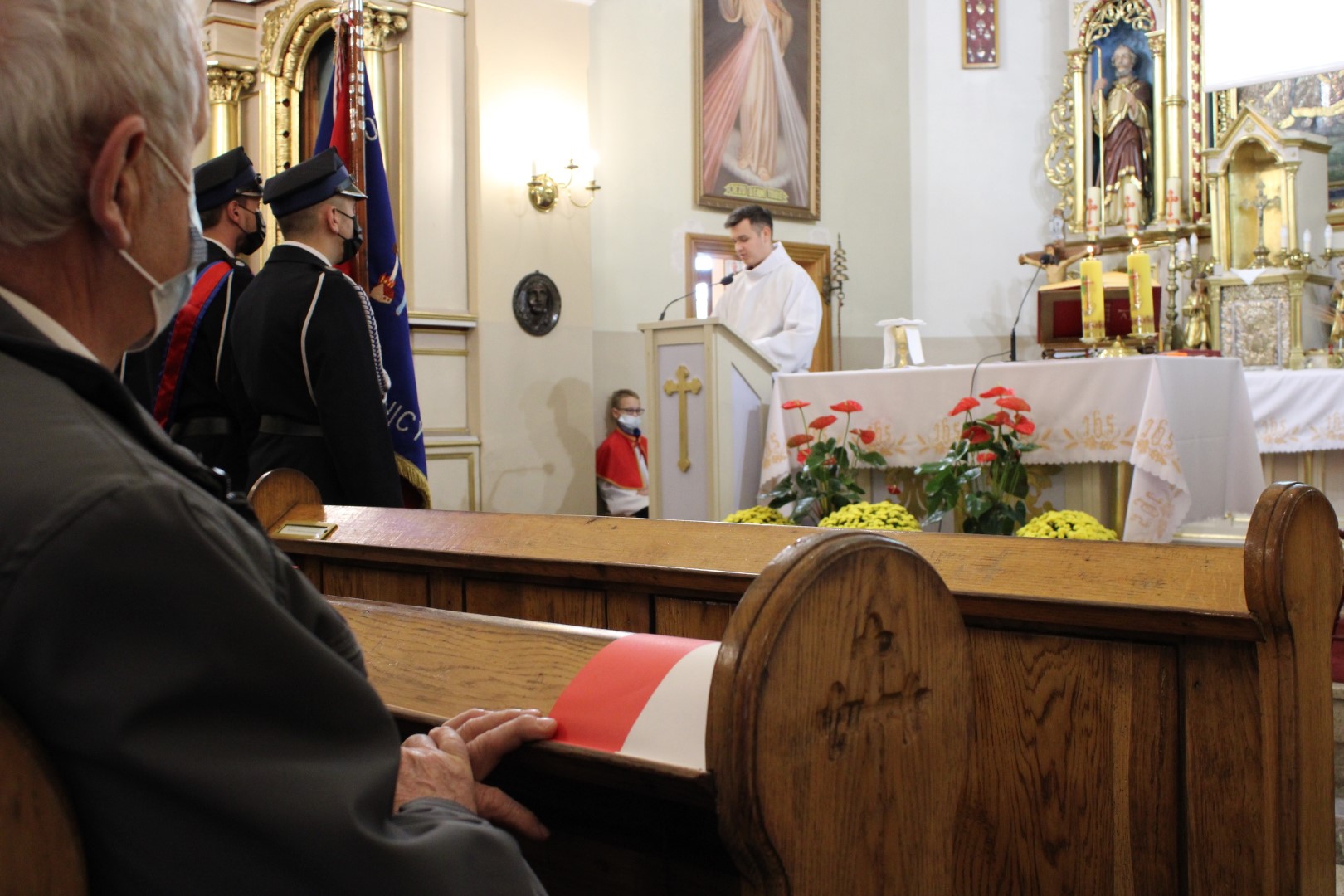 Na zdjęciu znajduje się ksiądz odprawiający mszę świętą za Ojczyznę z okazji Święta Odzyskania przez Polskę Niepodległości.