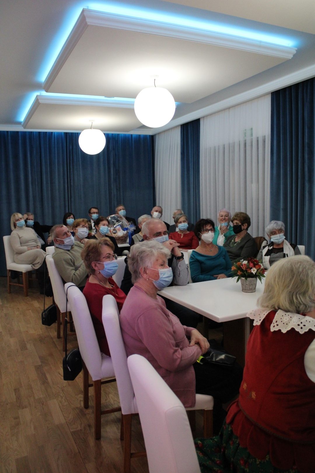 Zdjęcie przedstawia seniorów na otwarciu klubu seniora w Stryszowie.