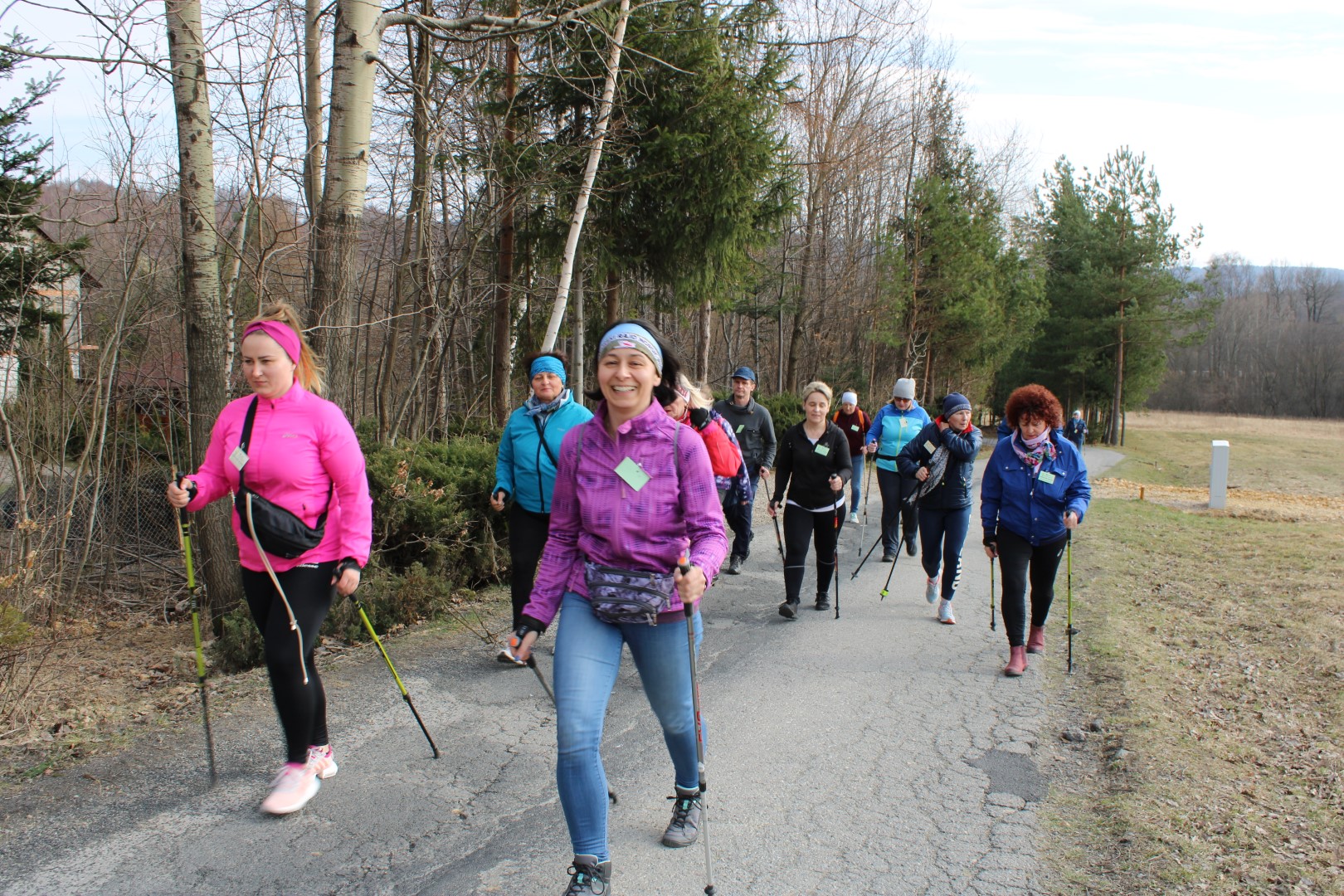 Na zdjęciu znajdują się uczestnicy Marszu Nordic Walking na trasie.