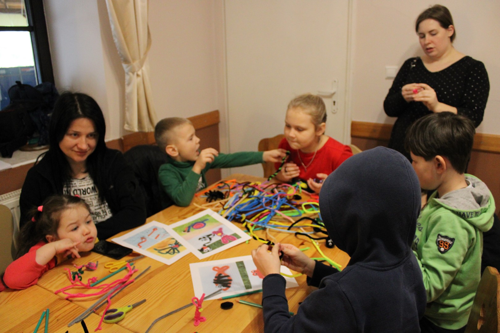 Na zdjęciu znajdują się dzieci z Ukrainy na zajęciach plastycznych.